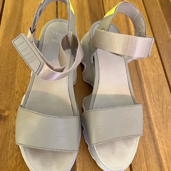 Light gray kinetic Street sorel sandals. Comfortable. Funcional. Cute. - Picture 2 of 4